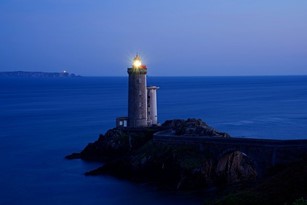 phare dans la nuit